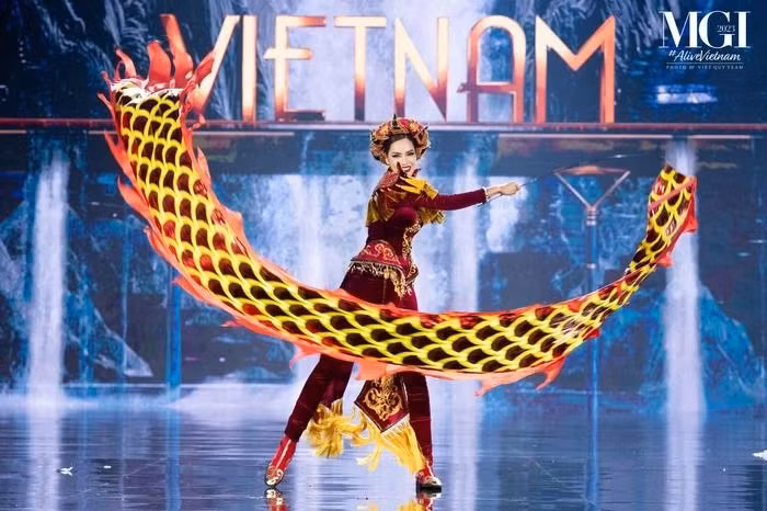 Lê Hoàng Phương như một nữ chiến binh trong trang phục truyền thống.