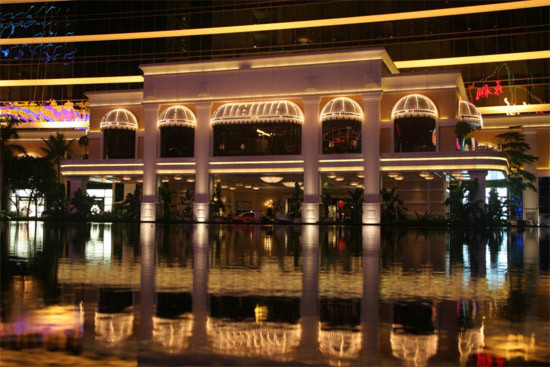 Các con bạc chi khoảng 600 tỷ USD trong các vụ đỏ đen ở các sòng bạc Macau mỗi năm, ngang với số tiền được rút từ các máy rút tiền ở Mỹ hàng năm.