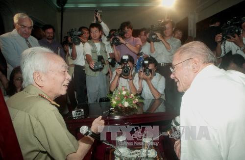 Đại tướng Võ Nguyên Giáp gặp gỡ cựu Bộ trưởng Quốc phòng Mỹ McNamara (Nguồn: TTXVN)