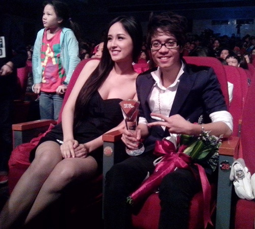 Bùi Anh Tuấn bên dưới hàng ghế khán giả vẫn tươi rói sau khi nhận giải Bài hát yêu thích tháng 3 tại liveshow tháng 4 diễn ra tối 7.4 tại Hà Nội - Ảnh: Phương Lê