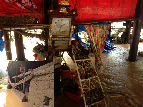 Nhà bà Hoa giờ chỉ còn lại chiếc đồng hồ treo tường bám đầy bùn đất (ảnh to). Nhà bà Hoài bức tường phía sau giờ chỉ còn lại giằng bê tông lõi thép treo lơ lửng (ảnh nhỏ). Nhà bà Hoa giờ chỉ còn lại chiếc đồng hồ treo tường bám đầy bùn đất (ảnh to). Nhà bà Hoài bức tường phía sau giờ chỉ còn lại giằng bê tông lõi thép treo lơ lửng (ảnh nhỏ)