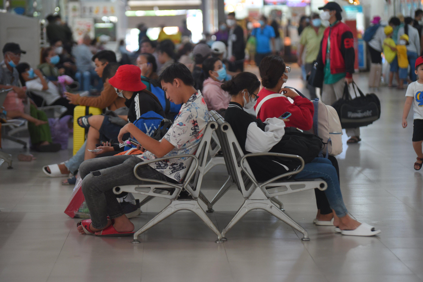 Nhiều hành khách phải chờ hàng giờ ở bến xe Miền Đông trong ngày đầu nghỉ lễ.