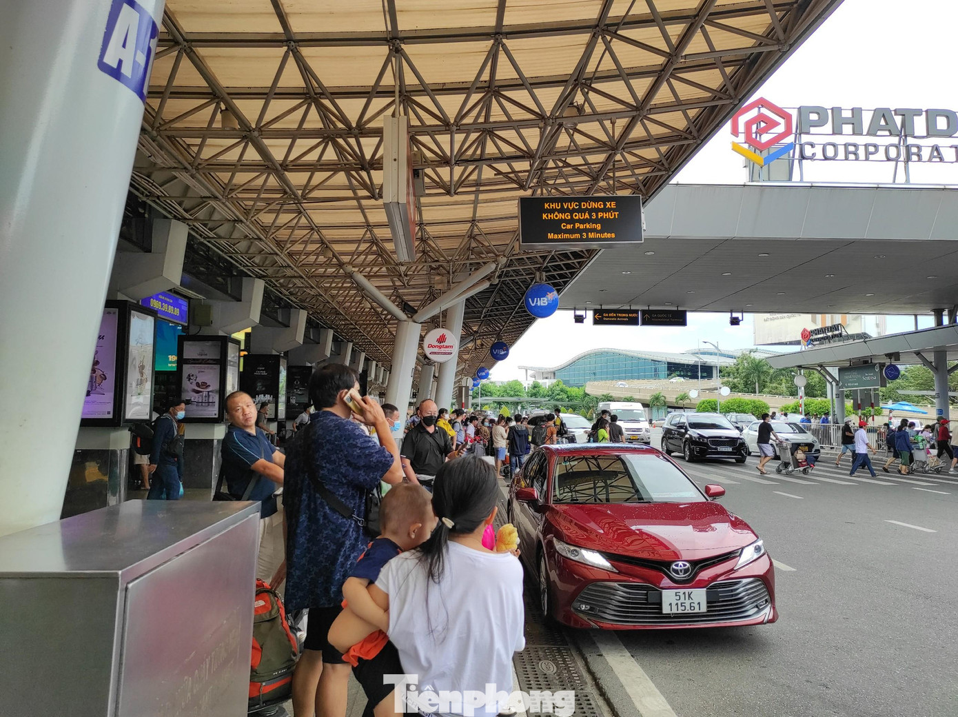 Các phương tiện taxi truyền thống và xe công nghệ cũng được tổ chức lại ở các làn xe để thuận tiện đón khách hơn. Tại các làn xe đều có lực lượng an ninh sân bay, thanh tra giao thông phối hợp điều tiết, kiểm tra, bố trí phân luồng để giao thông thông thoáng, trật tự. Ngoài ra, bên ngoài sân bay, lực lượng công an, an ninh sân bay cũng có mặt để đảm bảo an ninh trật tự cho khu vực.