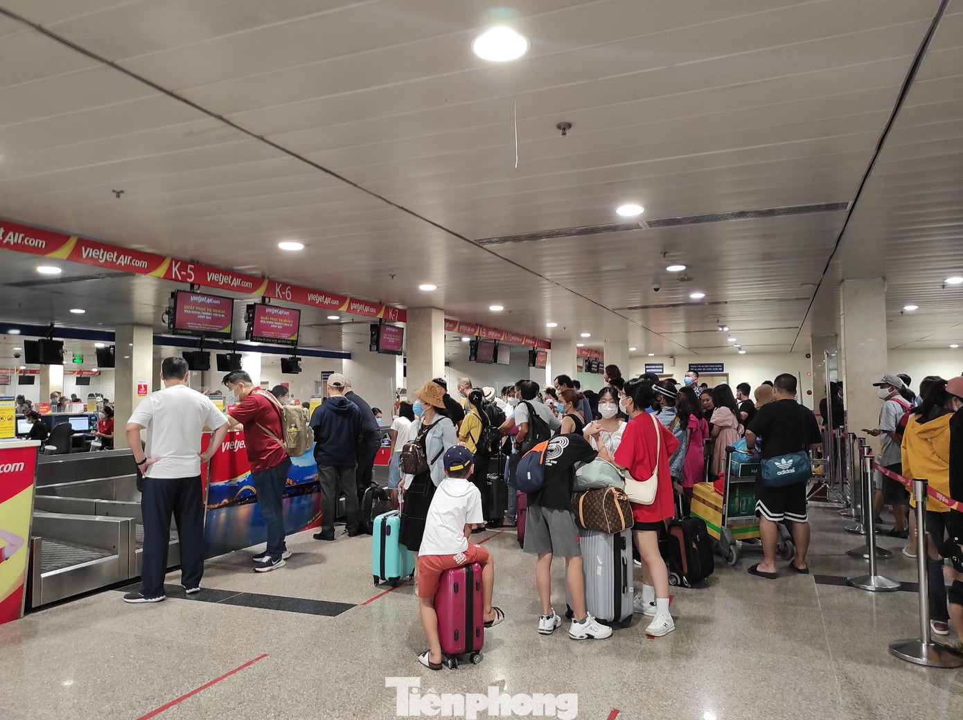 Khu vực bên trong và ngoài sân bay trong buổi chiều cuối của kỳ nghỉ lễ 2/9 tuy nhộn nhịp hơn ngày thường nhưng chưa xảy ra tình trạng ùn ứ.