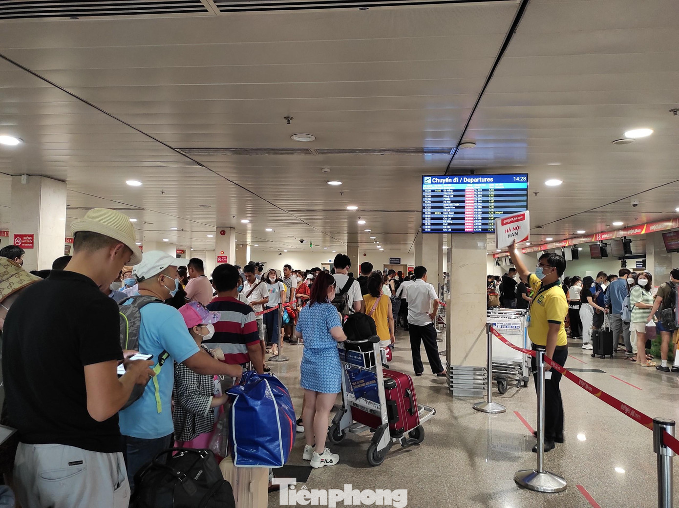 Đại diện Cảng HKQT Tân Sơn Nhất cho biết, số lượng khách qua sân bay trong ngày 4/9 được dự báo cao nhất trong 3 ngày nghỉ trước đó với khoảng 121.300 hành khách. Trong đó, lượng khách đến ga quốc nội chiếm đa số với hơn 93.000 lượt, khách quốc tế qua sân bay hơn 27.000 lượt.