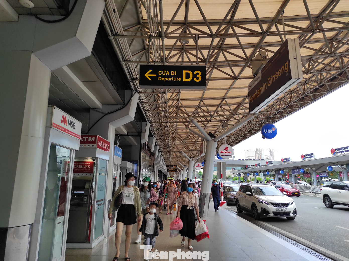 Để giải toả lượng khách trở lại TPHCM, Cảng HKQT Tân Sơn Nhất đã bổ sung nhiều thông tin trên các màn hình LED hướng dẫn sơ đồ di chuyển, các luồng xe… Trong đó, thông tin về xe buýt được in, trưng bày dọc lối đi để hành khách dễ nhận diện.