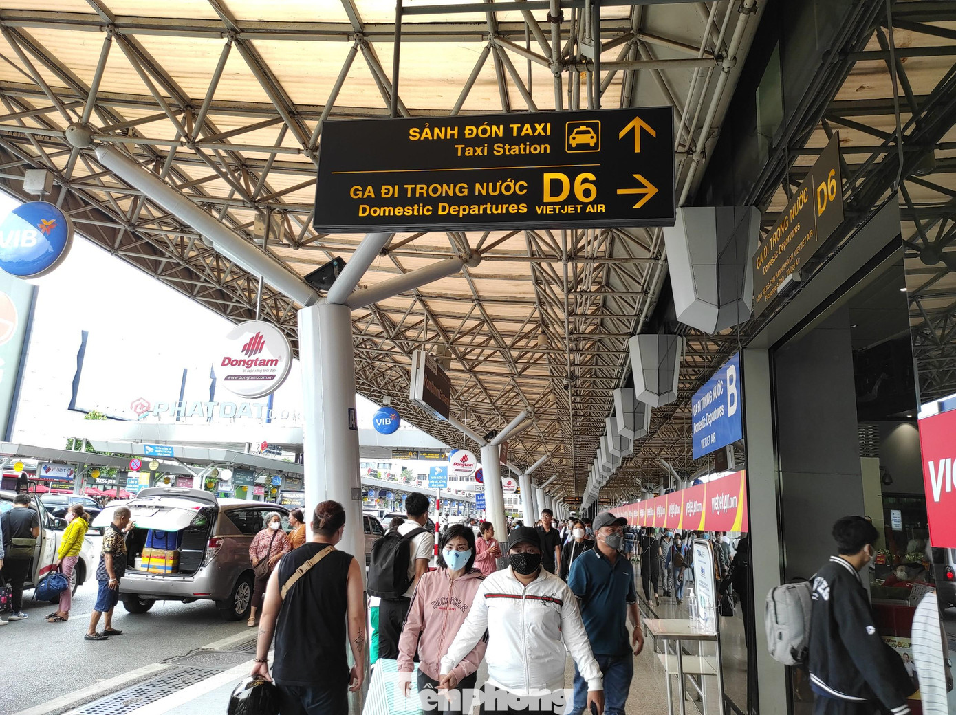 Theo ghi nhận của PV, đầu giờ chiều 4/9, khu vực trước và trong nhà ga quốc nội Cảng HKQT Tân Sơn Nhất đã bắt đầu nhộn nhịp hành khách.