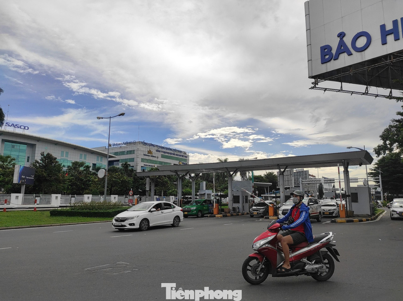 Đến 16h ngày 4/9, khu vực bên ngoài sân bay Tân Sơn Nhất còn khá thông thoáng.