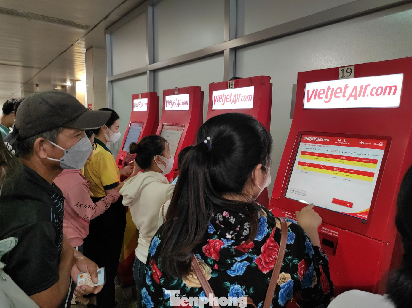 Trong 4 ngày lễ, Cảng HKQT Tân Sơn Nhất ngoài tăng cường lực lượng trực tại chỗ, còn điều động hơn 300 tình nguyện viên luân phiên túc trực làm công tác soi chiếu an ninh và hỗ trợ hành khách ở các điểm đón taxi công nghệ nhằm giải tỏa khách nhanh nhất, tránh ùn tắc.