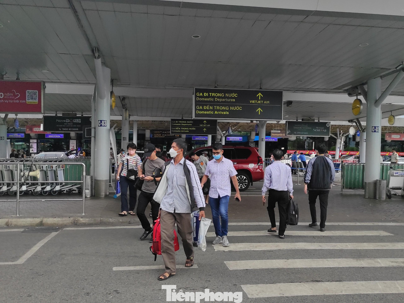 Lễ Quốc khánh năm nay rơi vào dịp cuối tuần nên người dân được nghỉ 4 ngày. Kỳ nghỉ lễ kéo dài, tình hình dịch bệnh đã được kiểm soát, nên nhiều gia đình đi chơi xa. Những điểm vui chơi, du lịch như Đà Lạt, Phan Thiết, Vũng Tàu, Nha Trang... vài ngày qua đón rất đông du khách.