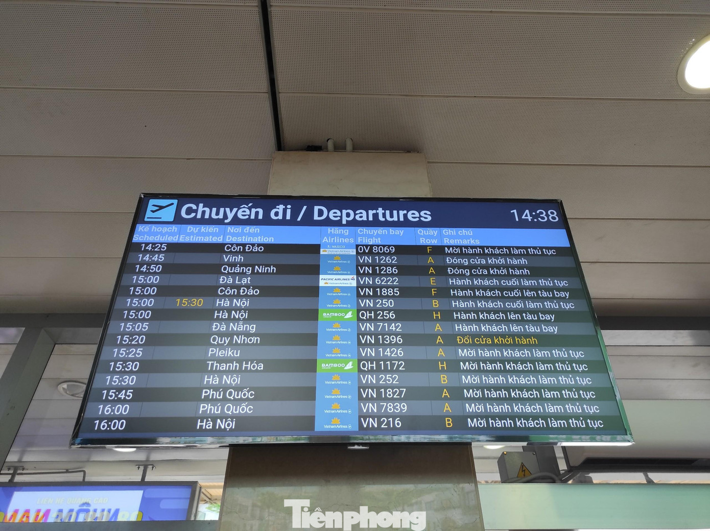 Theo Cảng HKQT Tân Sơn Nhất, buổi trưa, khoảng thời gian từ 11-12h, sân bay đã phục vụ hơn 3.400 khách). Buổi chiều khoảng 14-15h (3.400 khách) và từ 16-17h (gần 3.900 khách). Buổi tối, khách đến đông nhất, khoảng thời gian từ 18-19h sân bay có thể đón hơn 4.500 khách), từ 20-21h (gần 3.900 khách) và từ 21-22h tối (hơn 4.600 khách).