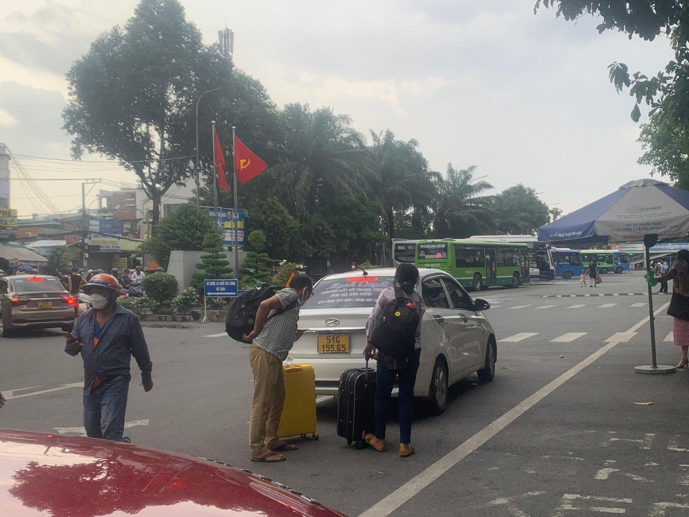 Tại bến xe miền Đông (quận Bình Thạnh), lượng xe chở khách từ các tỉnh, thành và các địa điểm du lịch như Đà Lạt, Bà Rịa - Vũng Tàu, Phan Thiết, Nha Trang,… trở về bến ngày một tăng dần.