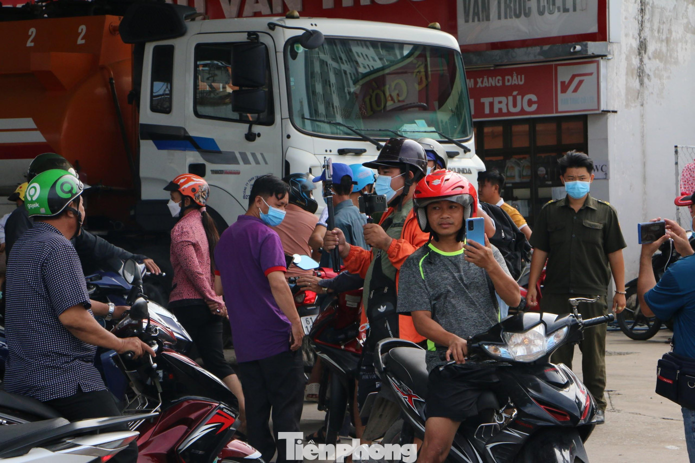 Để đảm bảo an ninh trật tự tại khu vực, lực lượng chức năng đã yêu cầu đám đông giải tán.