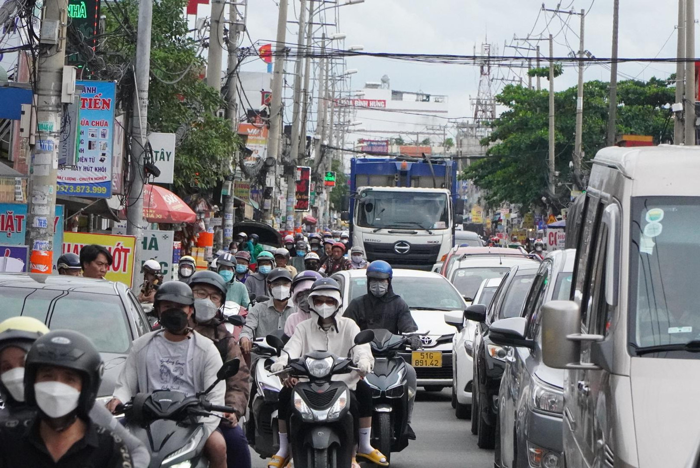 Ùn ứ kéo dài trên quốc lộ 50 (huyện Bình Chánh).