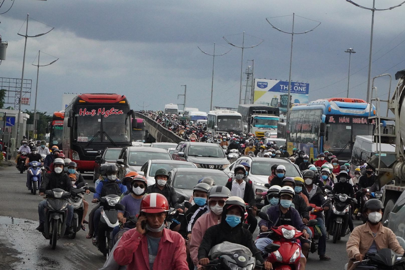 Ghi nhận tại cửa ngõ phía tây thành phố trên quốc lộ 1, (đoạn qua huyện Bình Chánh), trong buổi chiều và tối 4/9, hàng nghìn phương tiện gắn máy, xe khách, ôtô… nối đuôi nhau di chuyển theo hướng từ các tỉnh miền Tây đi TPHCM.