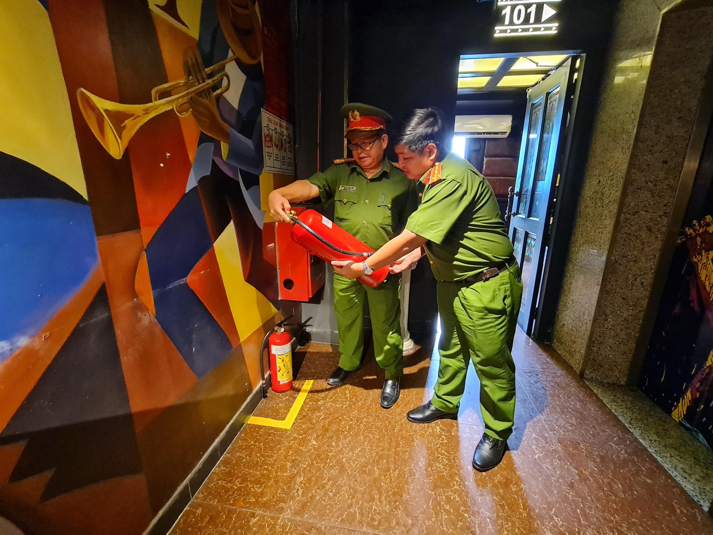 Công an quận 8 (TPHCM) kiểm tra an toàn PCCC với một cơ sở karaoke.