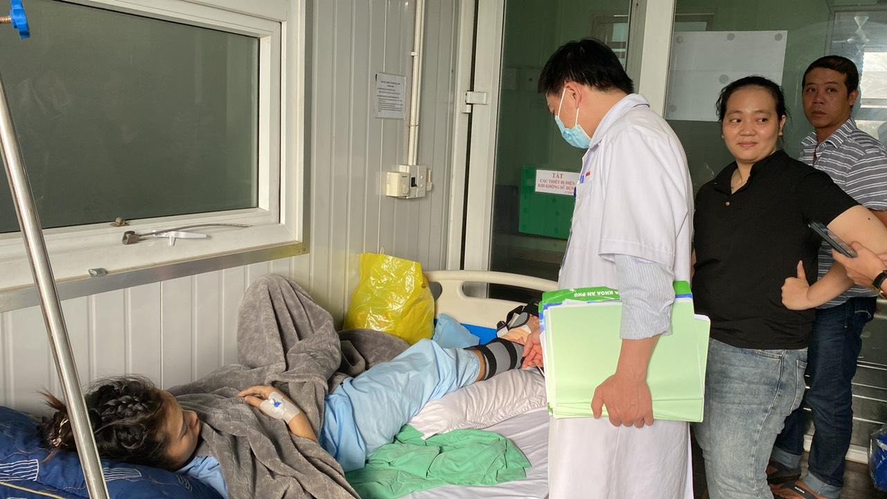 Bác sĩ tiến hành thăm khám cho nạn nhân trong vụ cháy quán karaoke An Phú. Bác sĩ tiến hành thăm khám cho nạn nhân trong vụ cháy quán karaoke An Phú.