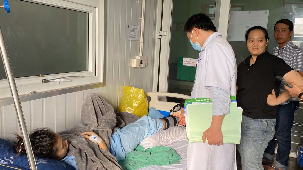 Bác sĩ tiến hành thăm khám cho nạn nhân trong vụ cháy quán karaoke An Phú.