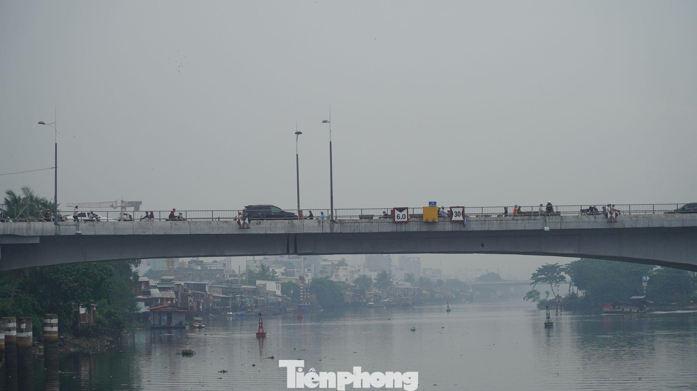 Sương mù nhận thấy rõ nhất tại khu vực các sông, rạch. Do trời nhiều mây, không có nắng kèm mưa nên thời tiết TPHCM sáng 7/9 mát mẻ, dễ chịu.