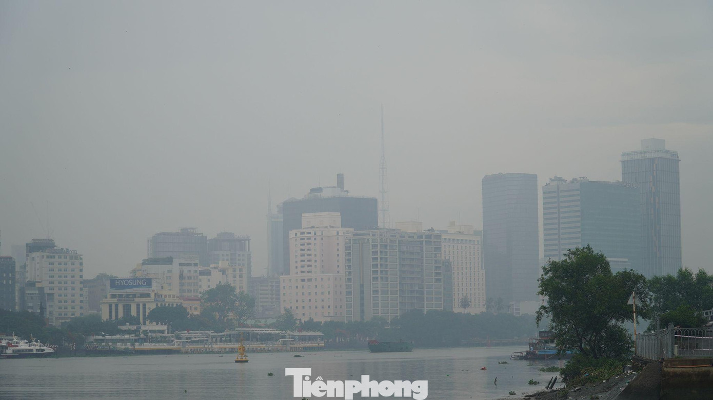 Các tòa nhà "chìm" sau màn sương mờ.