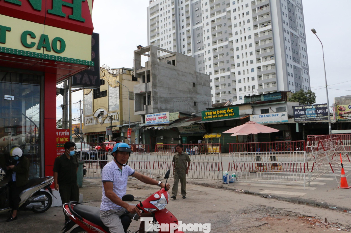 &quot;Công an đang làm việc, mọi người không có gì để xem cả, giải tán đi. Tập trung đông, kẻ gian trà trộn vào móc túi, lấy xe&quot; - một cán bộ công an nhắc nhở.