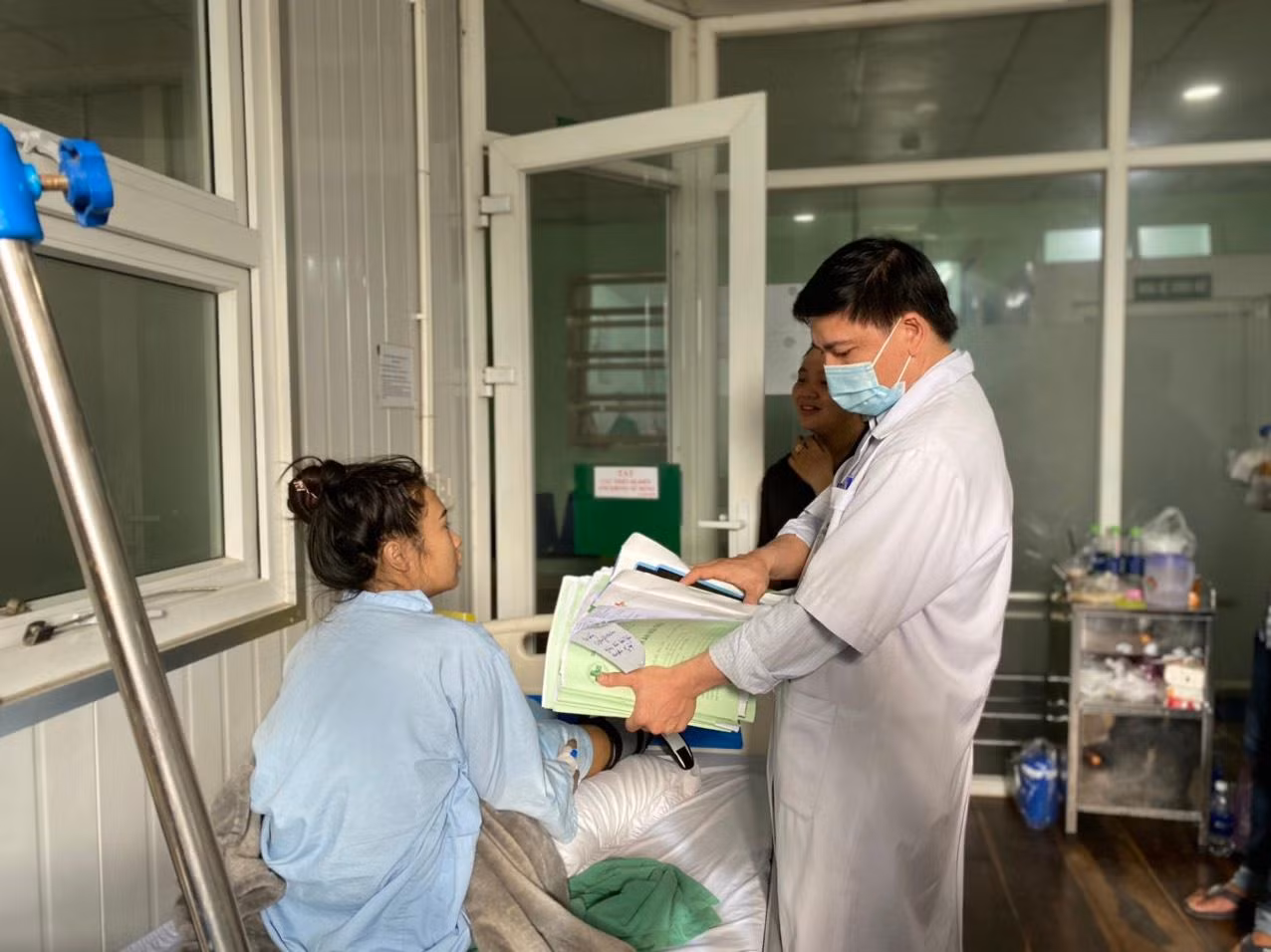 Kim Nhi đang được điều trị tại BV Đa khoa An Phú.
