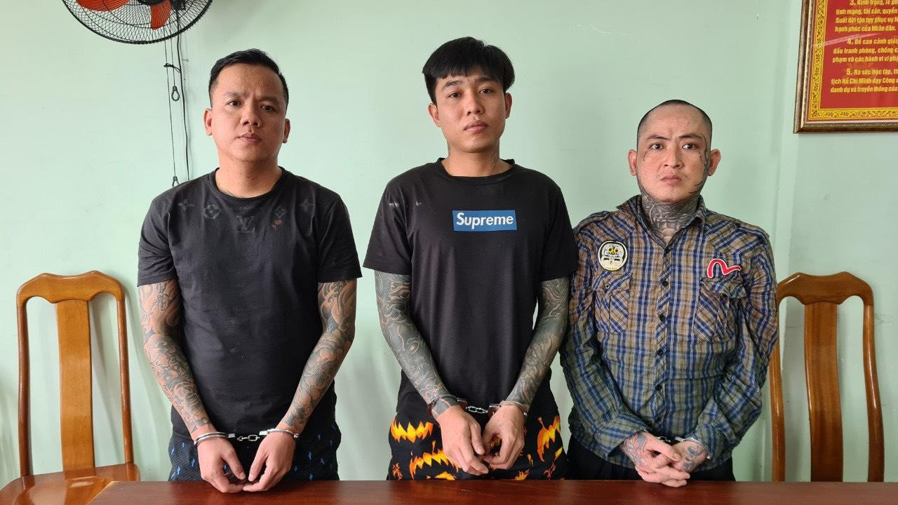 Trí (ngoài cùng, bên trái), Khoa (giữa) tại cơ quan điều tra.