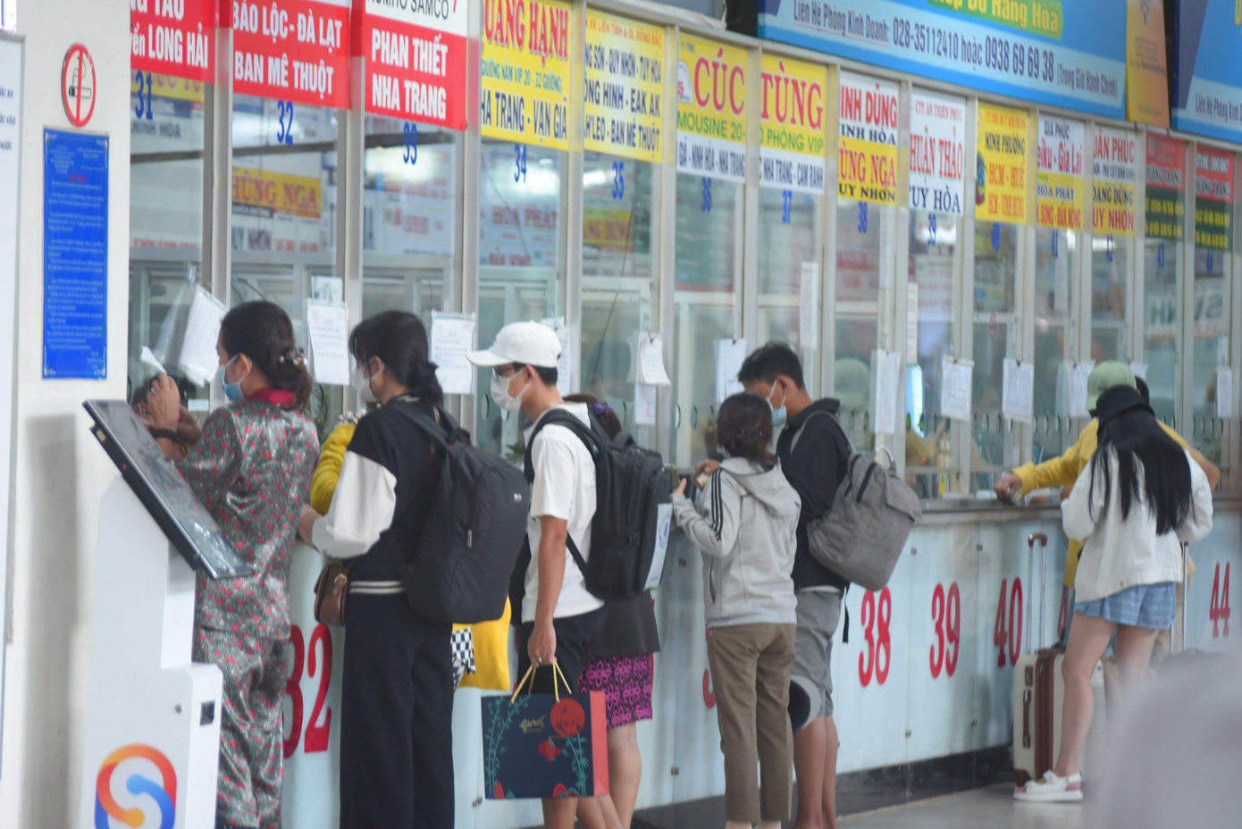 Hành khách mua vé tại bến xe Miền Đông trưa 1/9.