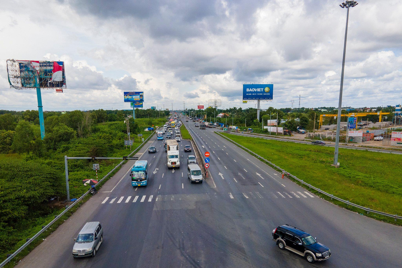 Phương tiện tấp nập trên đường dẫn cao tốc TPHCM - Trung Lương.