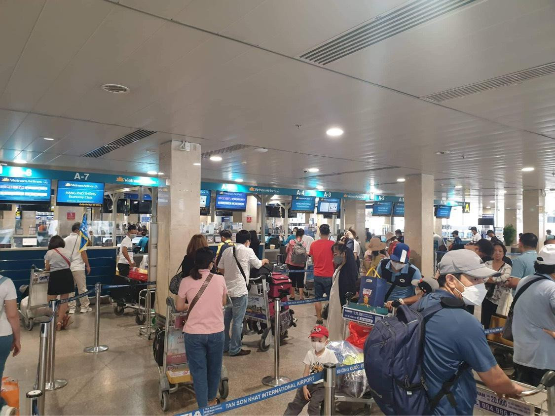 Trong các ngày lễ, Cảng HKQT Tân Sơn Nhất ngoài tăng cường lực lượng trực tại chỗ còn điều động hơn 300 tình nguyện viên luân phiên túc trực làm công tác soi chiếu an ninh và hỗ trợ hành khách ở các điểm đón taxi công nghệ nhằm giải tỏa khách nhanh, tránh ùn tắc.