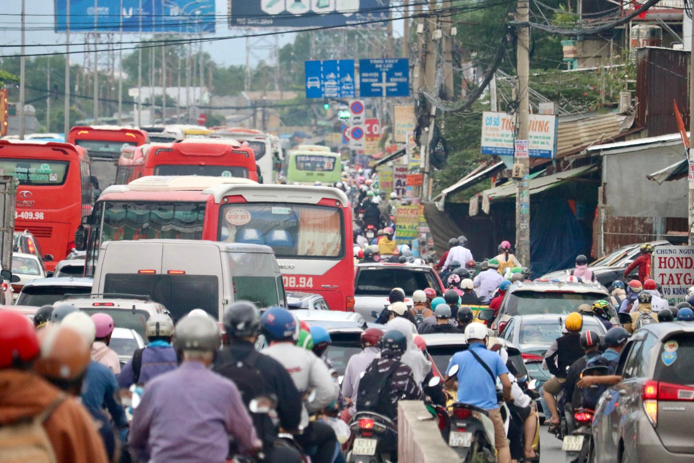 Trạm CSGT Tân Túc thuộc Phòng CSGT đường bộ - đường sắt Công an TPHCM phối hợp cùng các đơn vị nghiệp vụ thuộc Công an huyện Bình Chánh đã tổ chức tuần tra, kiểm soát trên tuyến quốc lộ 1, đường dẫn cao tốc TPHCM - Trung Lương và xử lý các phương tiện dừng xe, đỗ xe, đón trả khách không đúng nơi quy định, gây cản trở giao thông. Bên cạnh đó, công tác điều tiết giao thông tại các giao lộ phức tạp đã được tăng cường triển khai.