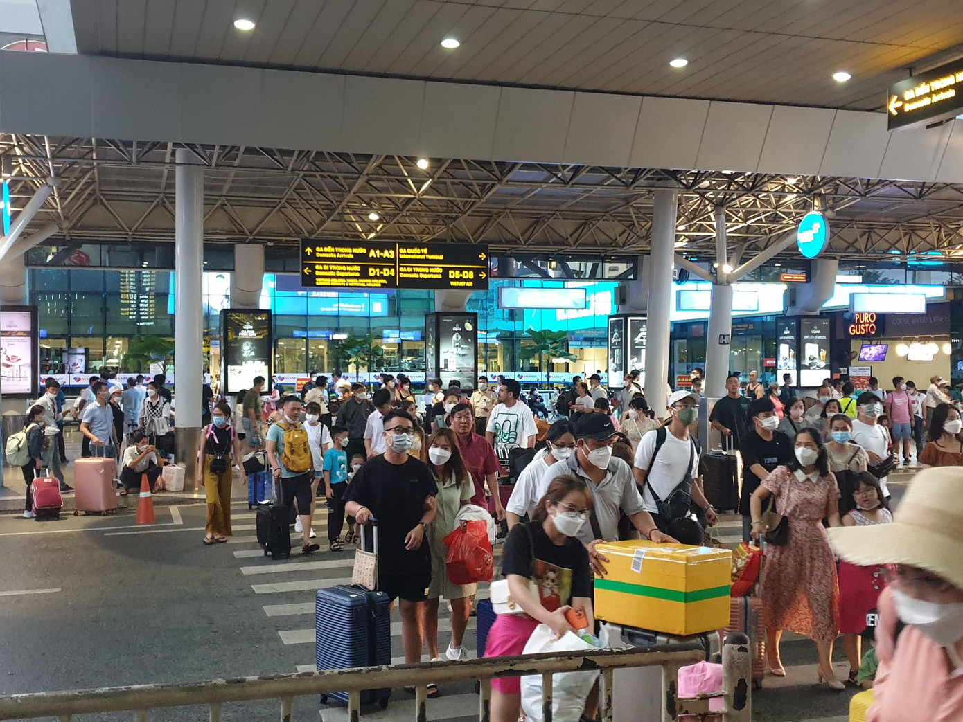 Trong khi đó, lúc 17h30 ngày 4/9, sân bay Tân Sơn Nhất đã tấp nập hành khách đến và đi.