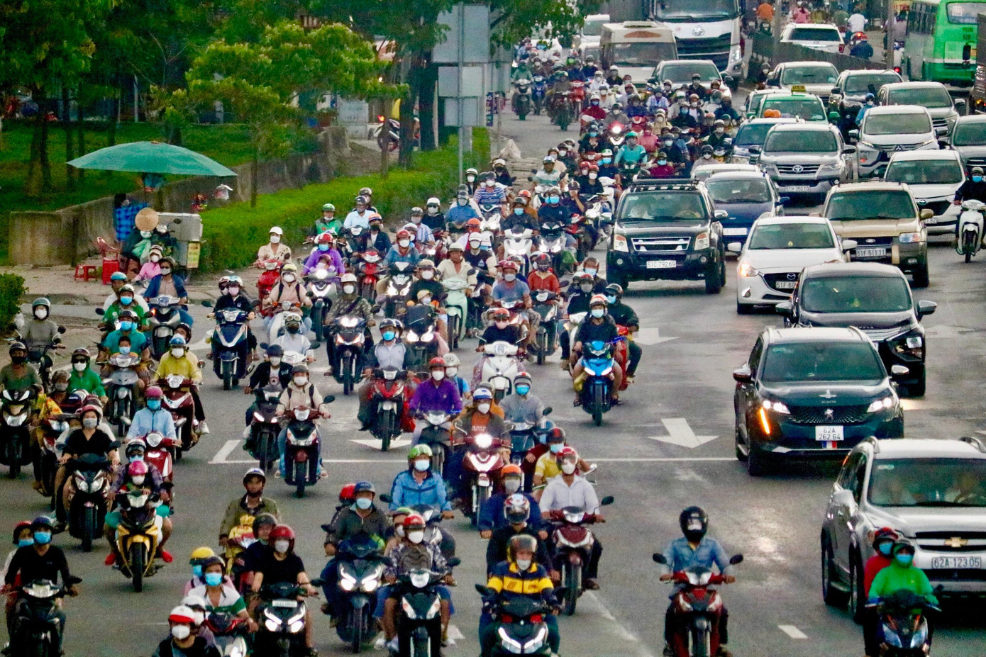 Dòng người và phương tiện hối hả di chuyển từ các tỉnh thành miền Tây về lại TPHCM sau kỳ nghỉ lễ.