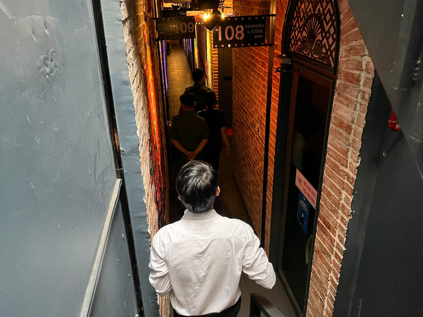 Công an Quận 8, TPHCM kiểm tra an toàn PCCC tại một cơ sở kinh doanh dịch vụ karaoke.