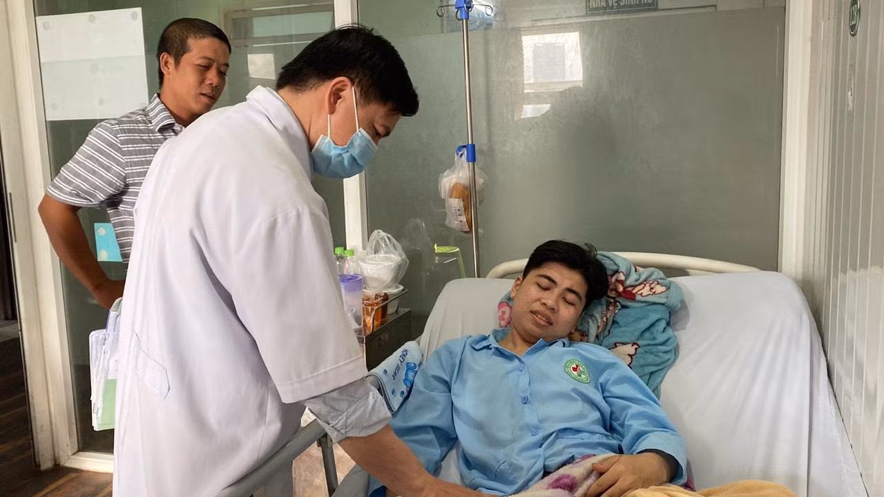 Sau khi được phẫu thuật ở chân, hiện tại sức khỏe của Phúc đã ổn định.