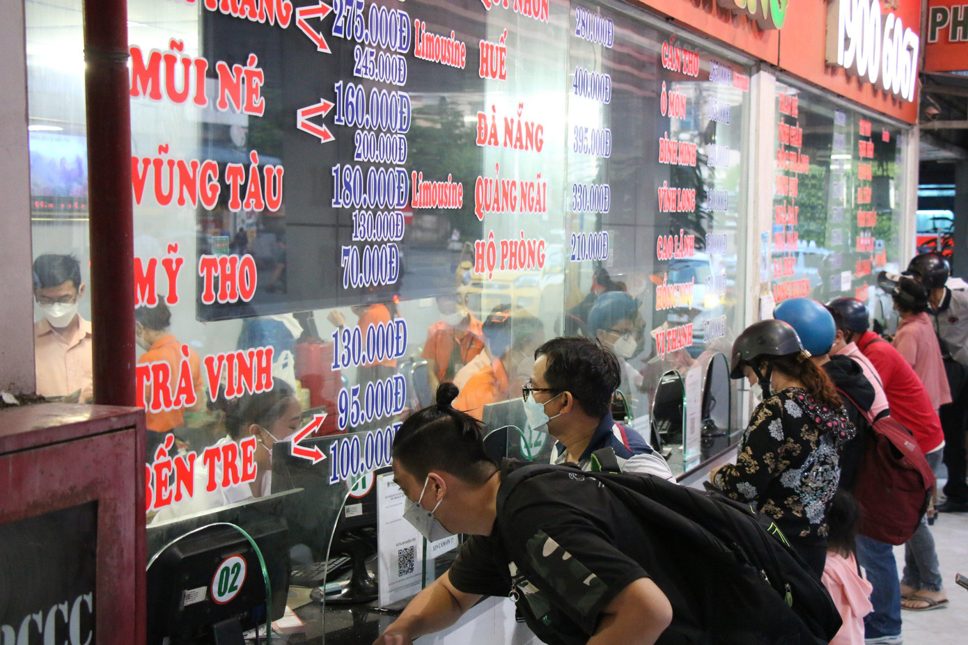 Tại bến xe Miền Tây (quận Bình Tân), từ sáng 1/9 đã nhộn nhịp hành khách đến mua vé xe để về quê, đi du lịch.