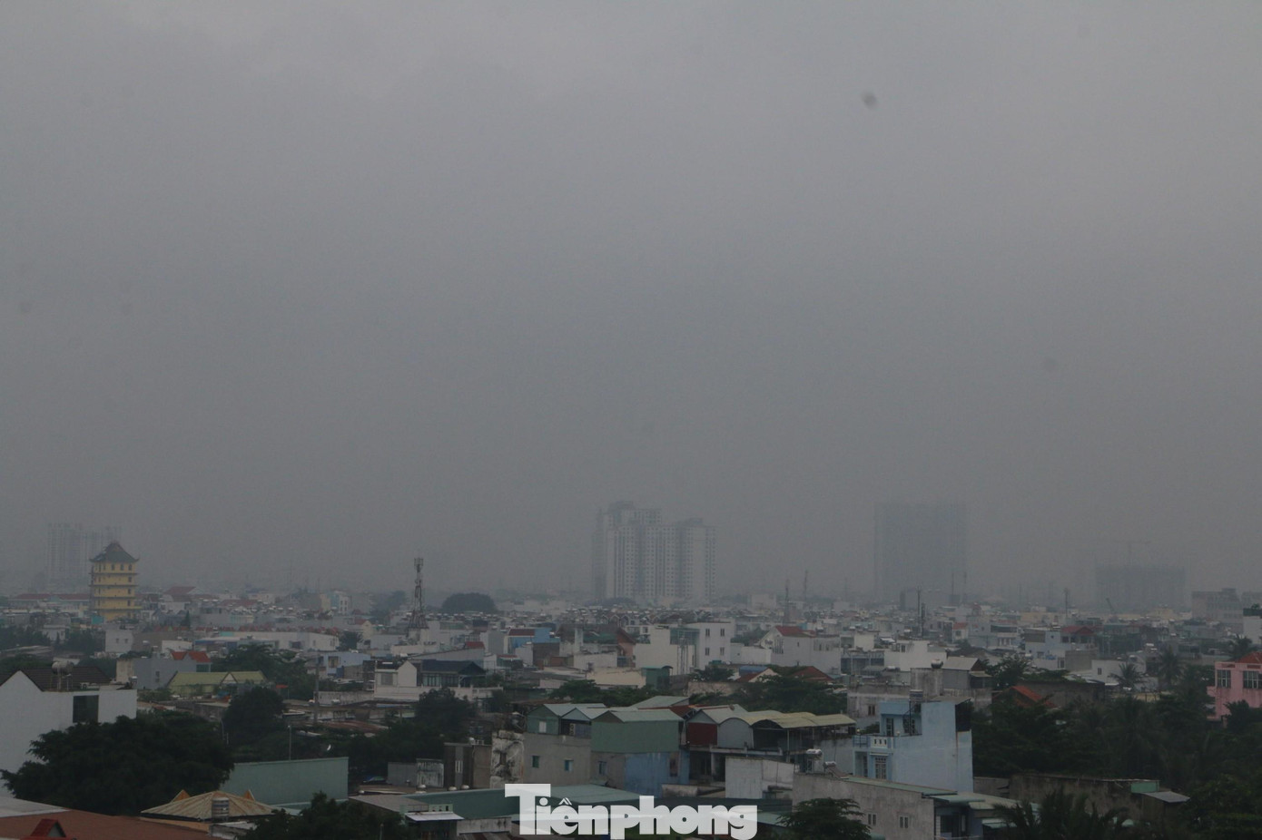 Theo ghi nhận, từ sáng sớm 7/9, bầu trời TPHCM có nhiều mây và có mưa lất phất nhẹ ở một số khu vực. Các tòa nhà cao tầng đều “chìm” sau màn sương mờ.