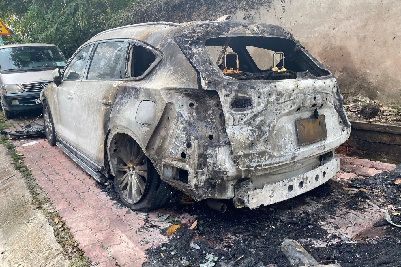 Vụ cháy khiến xe ô tô 7 chỗ hư hỏng hoàn toàn. Vụ cháy khiến xe ô tô 7 chỗ hư hỏng hoàn toàn.