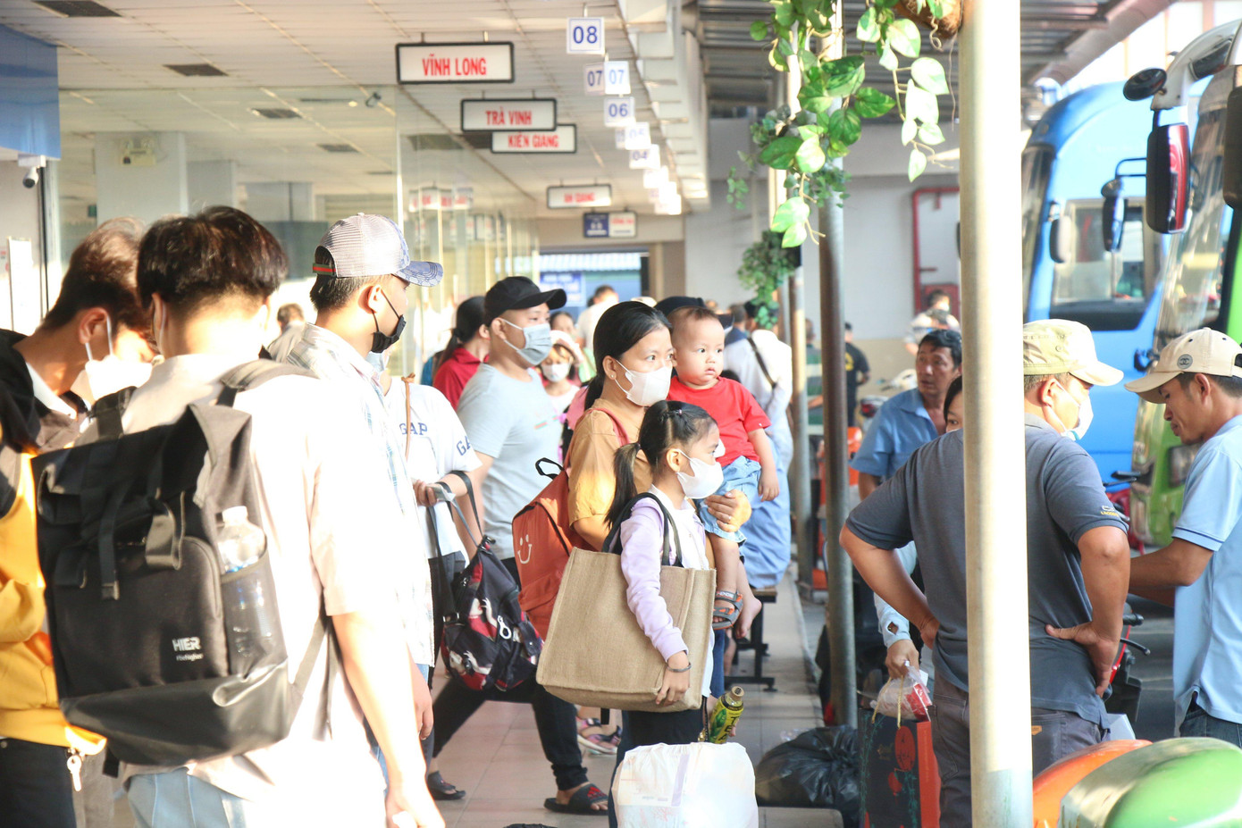 Đối với các tuyến gần ở bến xe Miền Tây, cao điểm là hôm nay 1/9, dự báo hơn 1.500 xe xuất bến với hơn 48.000 khách.