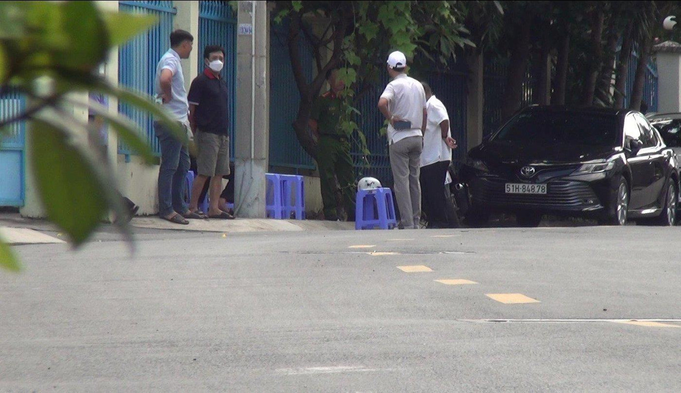 Cơ quan chức năng phong tỏa, khám nghiệm hiện trường vụ việc.