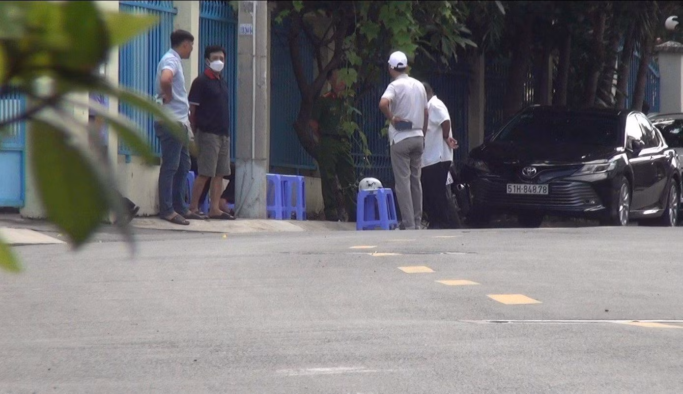 Cơ quan chức năng phong tỏa, khám nghiệm hiện trường vụ việc.