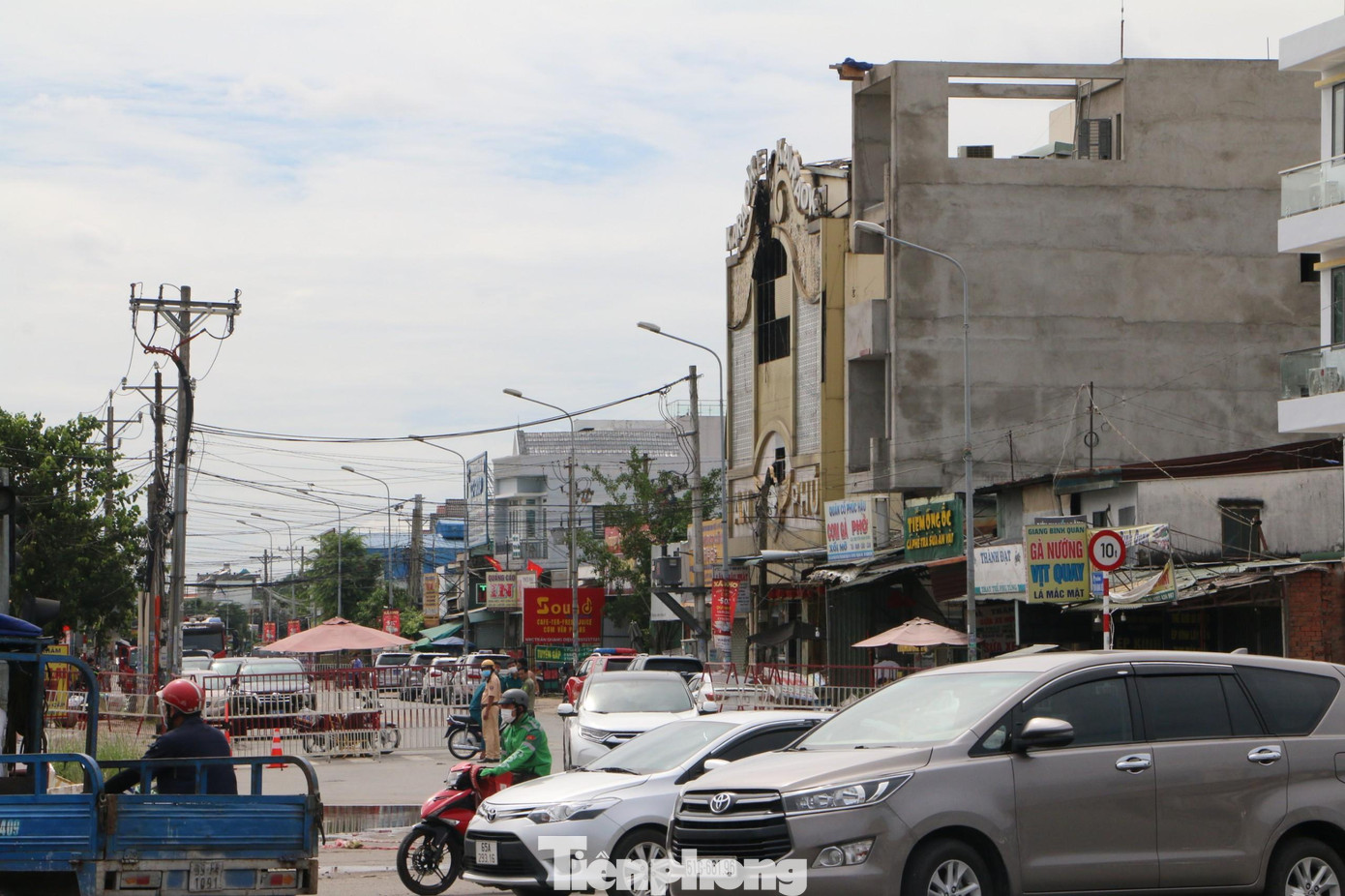 Đến trưa 8/9, hiện trường vụ cháy quán karaoke An Phú vẫn đang tiếp tục được bảo vệ nghiêm ngặt.