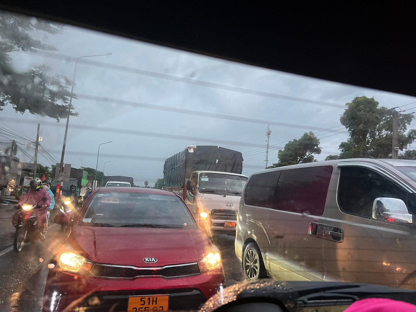 Khu vực cửa ngõ phía đông TPHCM cũng xảy ra tình trạng ùn ứ kéo dài trong buổi chiều và tối 4/9.