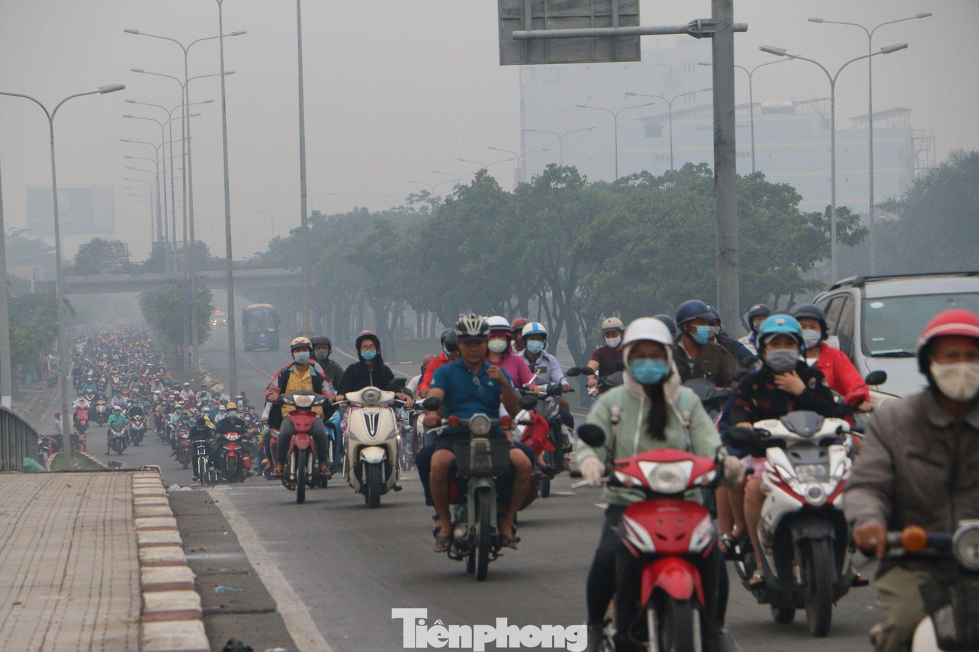 Tầm nhìn hạn chế do sương mù khiến người điều khiển phương tiện "gặp khó" khi di chuyển trên đường.