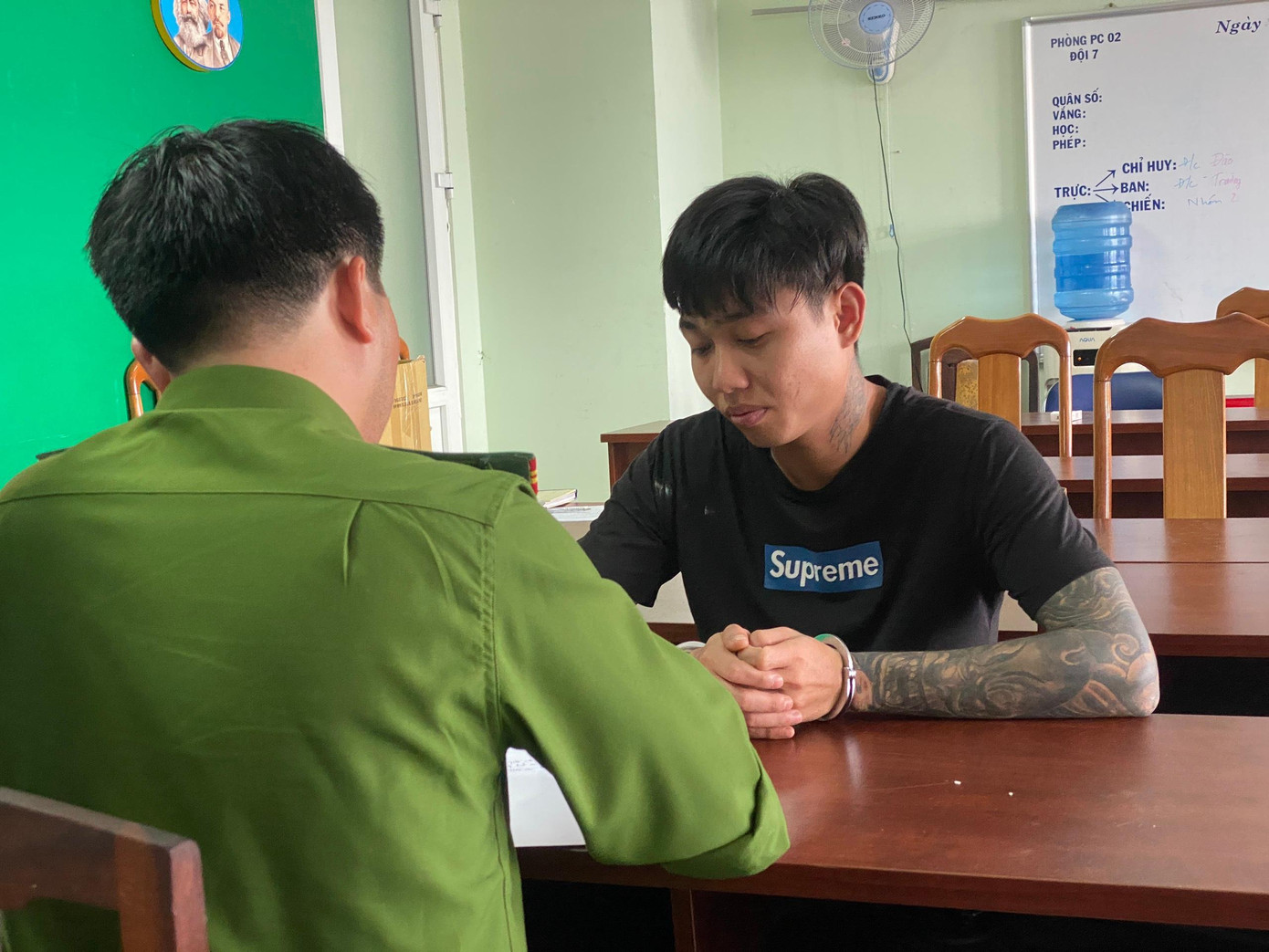 Lê Ngọc Đăng Khoa (Khoa Điên) tại cơ quan công an.