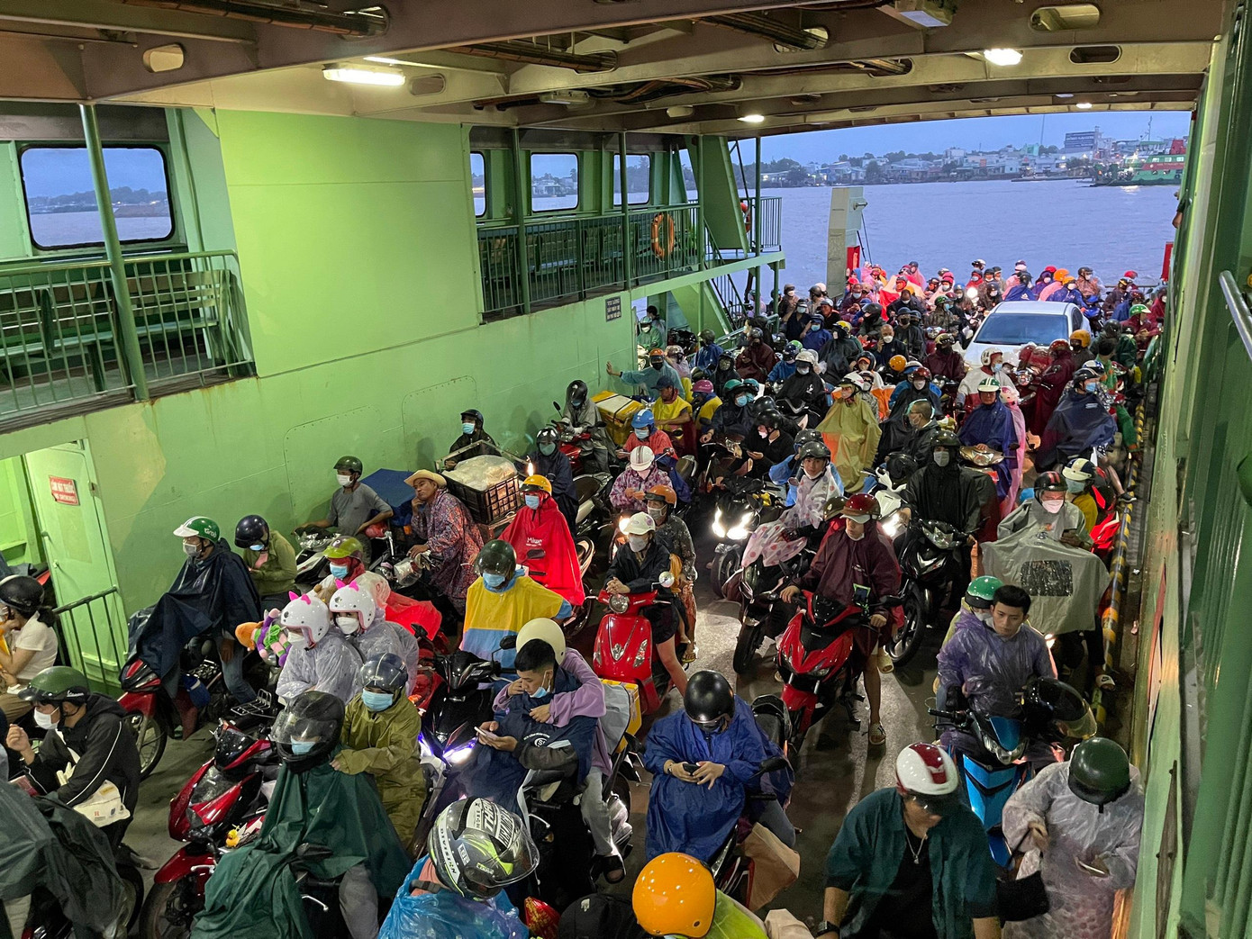 Theo đại diện phà Cát Lái, ngày 3/9 lượng xe qua bến ước tính khoảng 55.000 lượt, tăng 15-20% so với ngày thường. Trong ngày 4/9 dự kiến lượng xe qua bến sẽ tập trung rất đông với hơn 75.000 lượt. Ông Nguyễn Thanh Tuấn, Phó giám đốc Xí nghiệp quản lý phà Thanh niên xung phong (đơn vị quản lý phà Cát Lái) cho biết: “Đơn vị đã huy động toàn bộ 7 phà, cùng các phương án điều tiết, phân luồng giao thông hạn chế ùn tắc ở bến”.