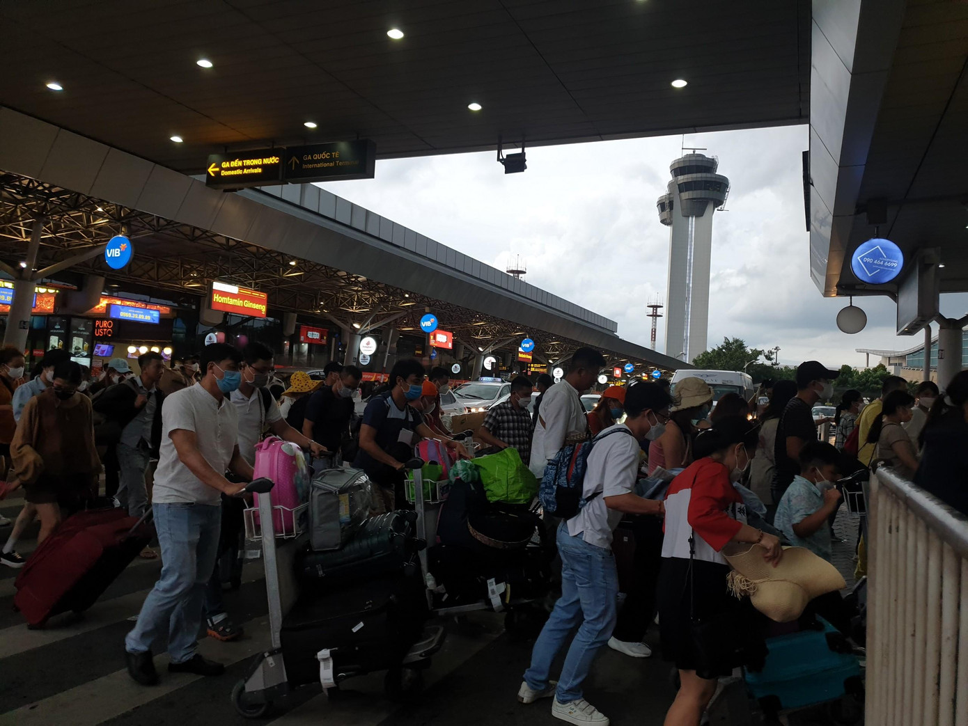 Đại diện Cảng HKQT Tân Sơn Nhất cho biết, số lượng khách qua sân bay trong ngày 4/9 được dự báo cao nhất trong 3 ngày nghỉ trước đó với khoảng 121.300 hành khách. Lượng hành khách đến cao điểm vào buổi trưa trong khoảng 11-12h (hơn 3.400 khách); buổi chiều khoảng 14-15h (3.400 khách) và 16-17h (gần 3.900 khách). Buổi tối, khách đến đông nhất vào khoảng 18-19h (hơn 4.500 khách), 20-21h (gần 3.900 khách) và 21-22h tối (hơn 4.600 khách).