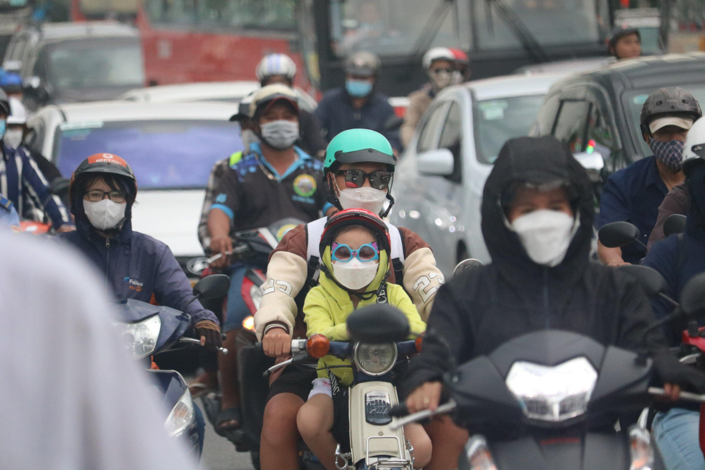 Do lượng phương tiện lưu thông đông đúc nên các phương tiện di chuyển chậm, có thời điểm xảy ra ùn ứ tại một số giao lộ.