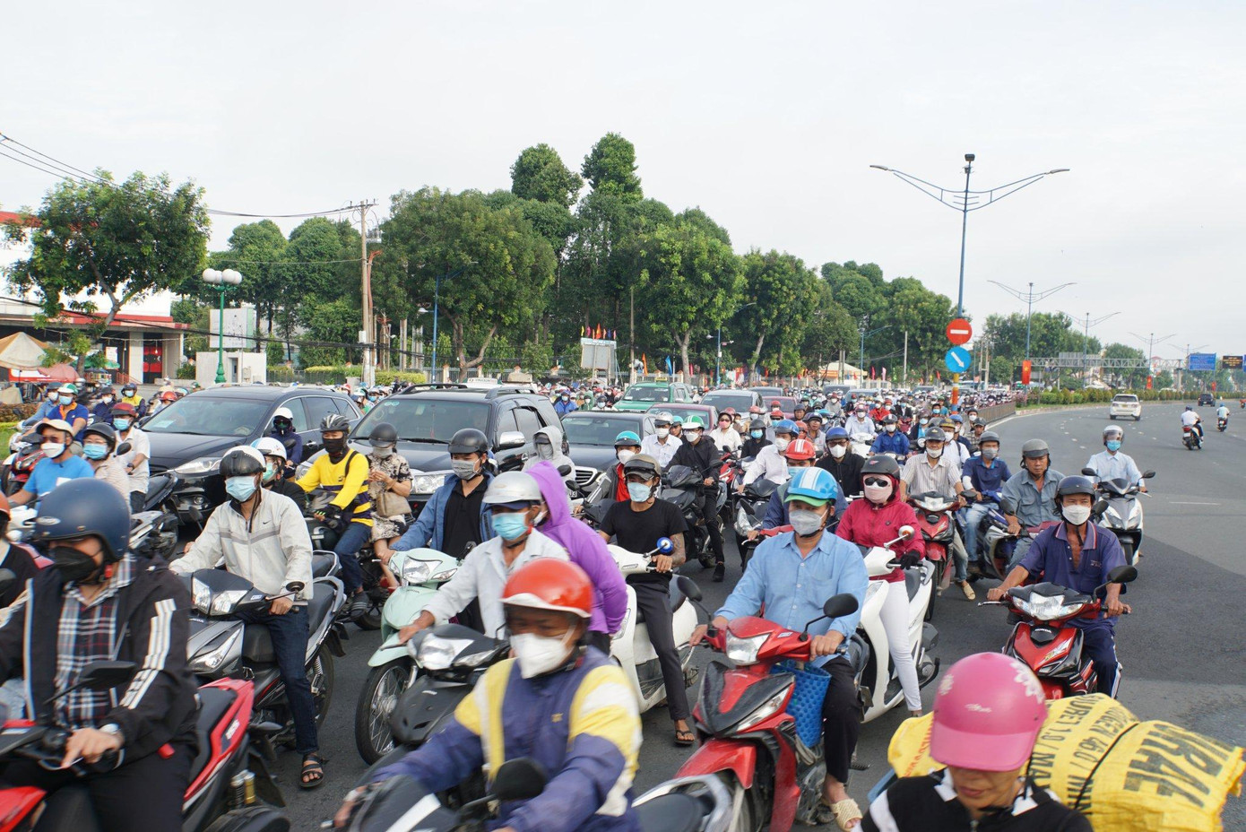 Giao thông trên đường Trường Chinh hướng từ huyện Hóc Môn, quận 12 vào trung tâm TPHCM đông nghẹt người.