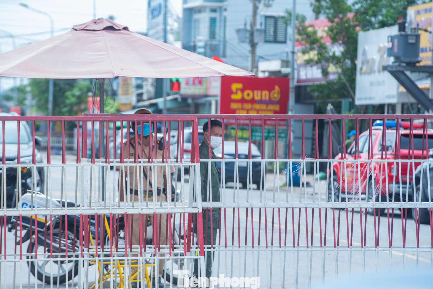 Đoạn đường khoảng 500 m trước quán karaoke An Phú vẫn được lực lượng chức năng dựng hàng rào sắt phong tỏa, có CSGT chốt chặn. Những người không phận sự, cấm vào bên trong.